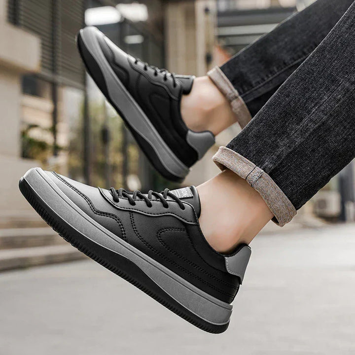 Svarta sneakers för herr i detaljerad närbild