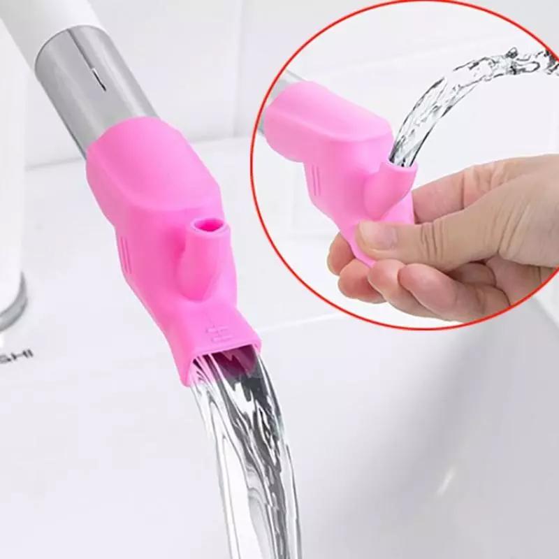 "Silikon kranförlängare i blå, rosa, grön; flexibel & hygienisk, passar de flesta kranar; perfekt till badrummet."