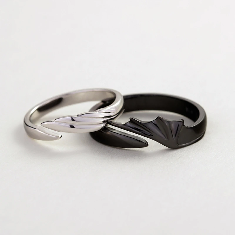 Ängel och Demon Parring i silver för män och kvinnor, elegant kontrast mellan svart och vitt, symbol för tidlös kärlek.