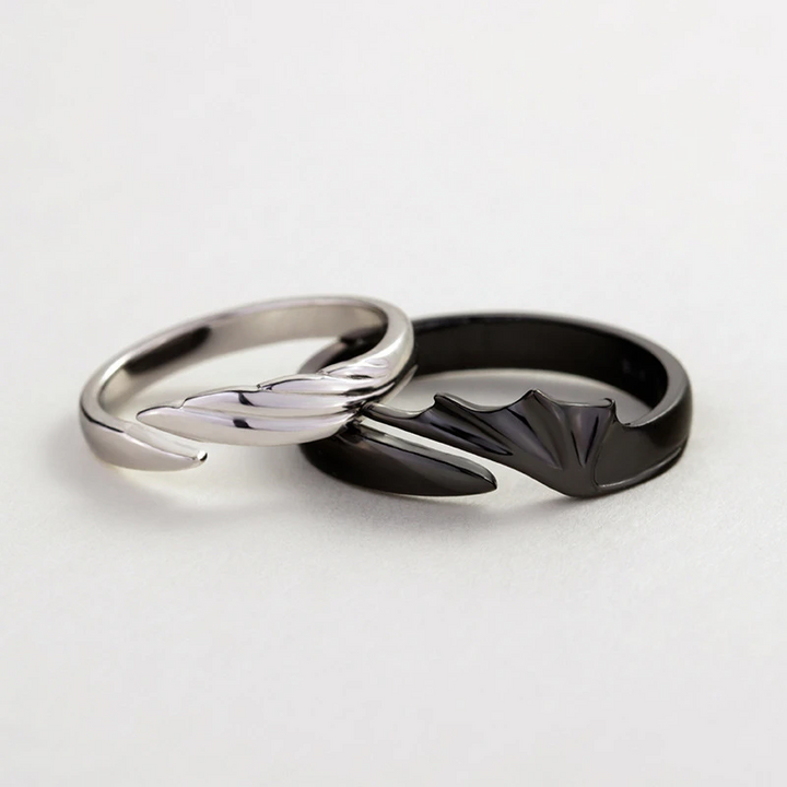 Ängel och Demon Parring i silver för män och kvinnor, elegant kontrast mellan svart och vitt, symbol för tidlös kärlek.