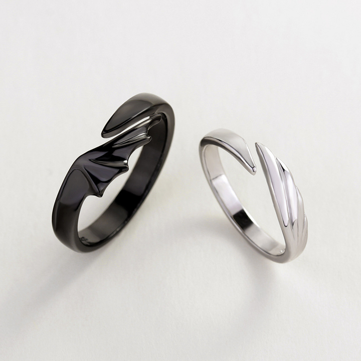 Ängel och Demon Parring i silver för män och kvinnor, elegant kontrast mellan svart och vitt, symbol för tidlös kärlek.