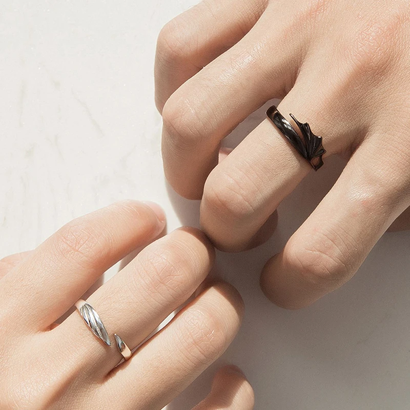 Ängel och Demon Parring i silver för män och kvinnor, elegant kontrast mellan svart och vitt, symbol för tidlös kärlek.