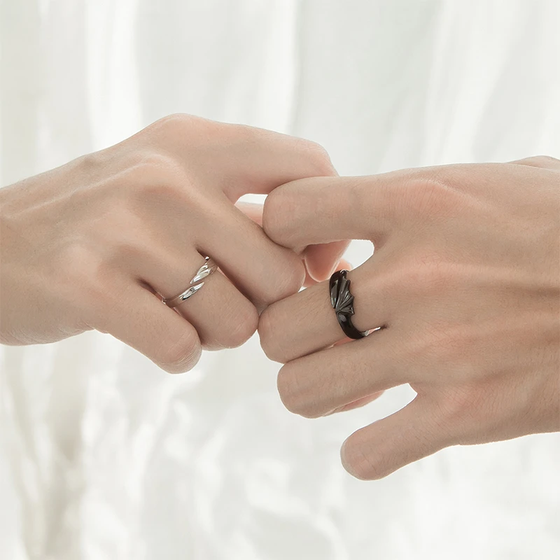 Ängel och Demon Parring i silver för män och kvinnor, elegant kontrast mellan svart och vitt, symbol för tidlös kärlek.