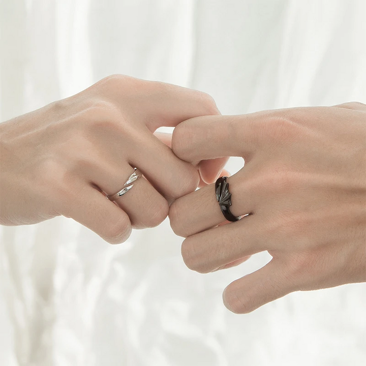 Ängel och Demon Parring i silver för män och kvinnor, elegant kontrast mellan svart och vitt, symbol för tidlös kärlek.