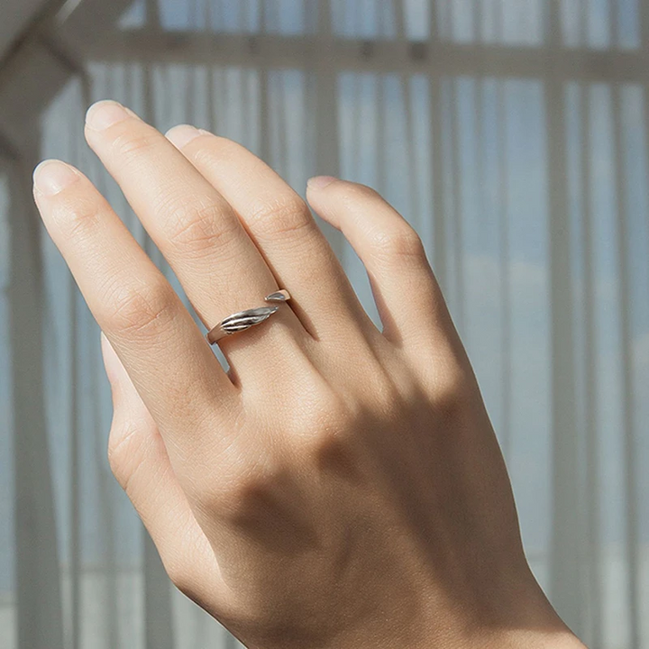 Ängel och Demon Parring i silver för män och kvinnor, elegant kontrast mellan svart och vitt, symbol för tidlös kärlek.