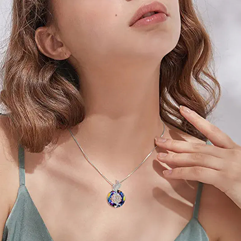 "Silver Flygande Phoenix Halsband med kristall, elegant unisexdesign. Symbol för återfödelse med glittrande kristall."