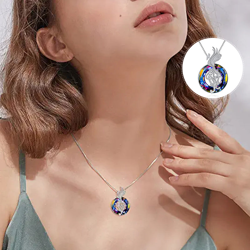 "Silver Flygande Phoenix Halsband med kristall, elegant unisexdesign. Symbol för återfödelse med glittrande kristall."