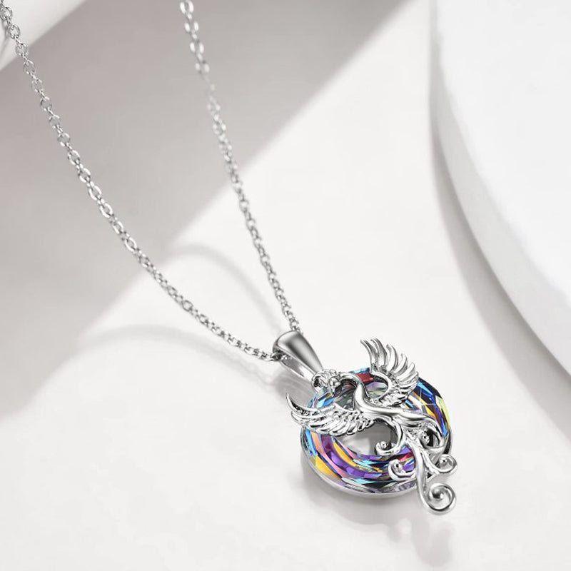 "Silver Flygande Phoenix Halsband med kristall, elegant unisexdesign. Symbol för återfödelse med glittrande kristall."