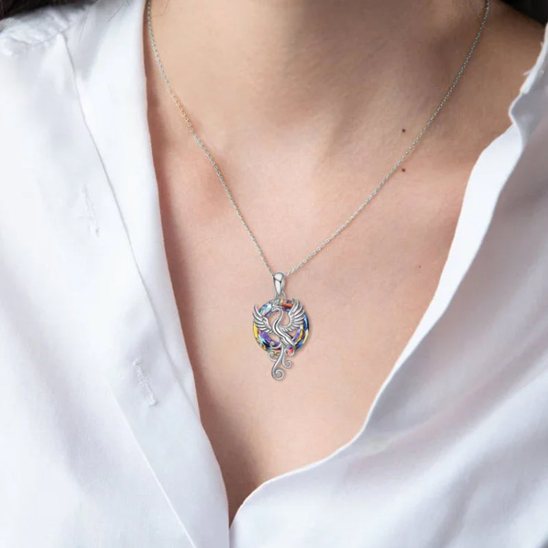 "Silver Flygande Phoenix Halsband med kristall, elegant unisexdesign. Symbol för återfödelse med glittrande kristall."