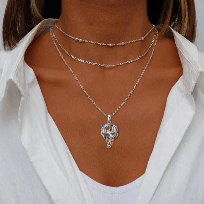 "Silver Flygande Phoenix Halsband med kristall, elegant unisexdesign. Symbol för återfödelse med glittrande kristall."