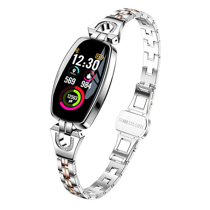 Silverfärgad smart fitness watch med aktivitetsmätning på handleden
