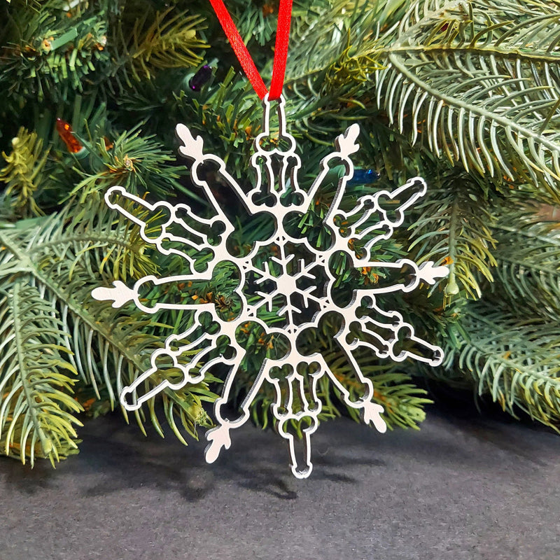 "Silverfärgad juldekoration som elegant snöflingaprydnad, perfekt tillbehör för vintrig heminredning, 10 cm stor."