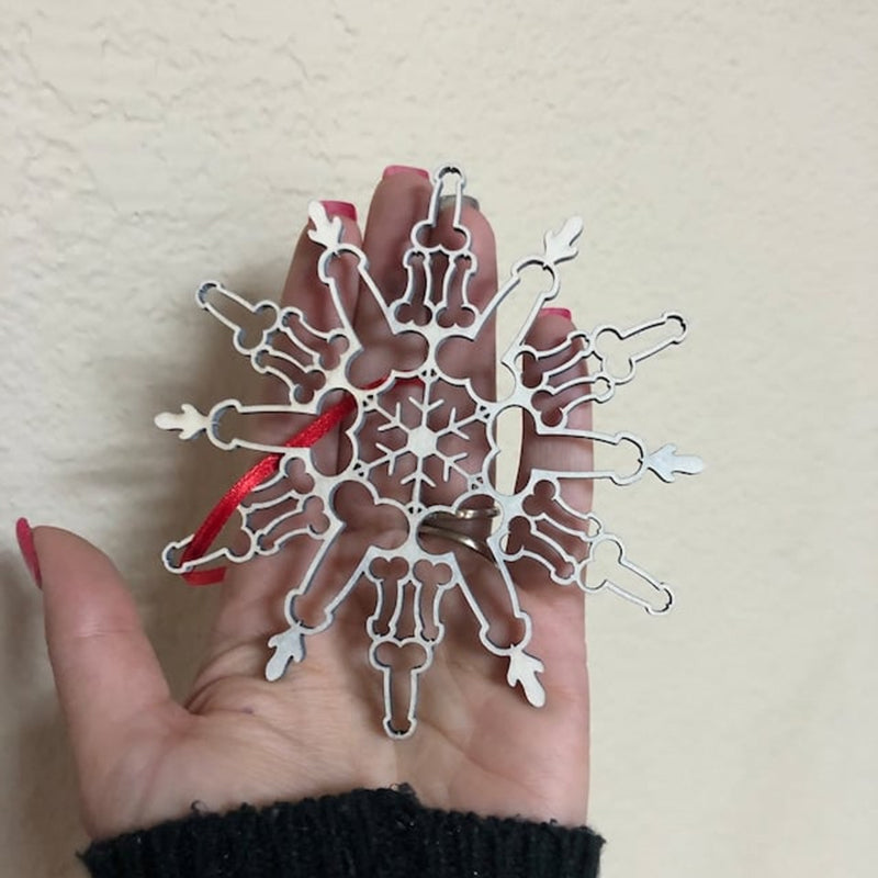 "Silverfärgad juldekoration som elegant snöflingaprydnad, perfekt tillbehör för vintrig heminredning, 10 cm stor."