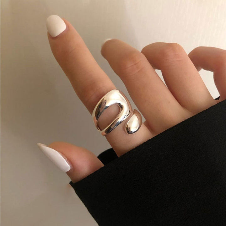 "Silverjusterbar vintage ring för unisex i elegant design, justerbar storlek, på finger, perfekt för olika tillfällen."