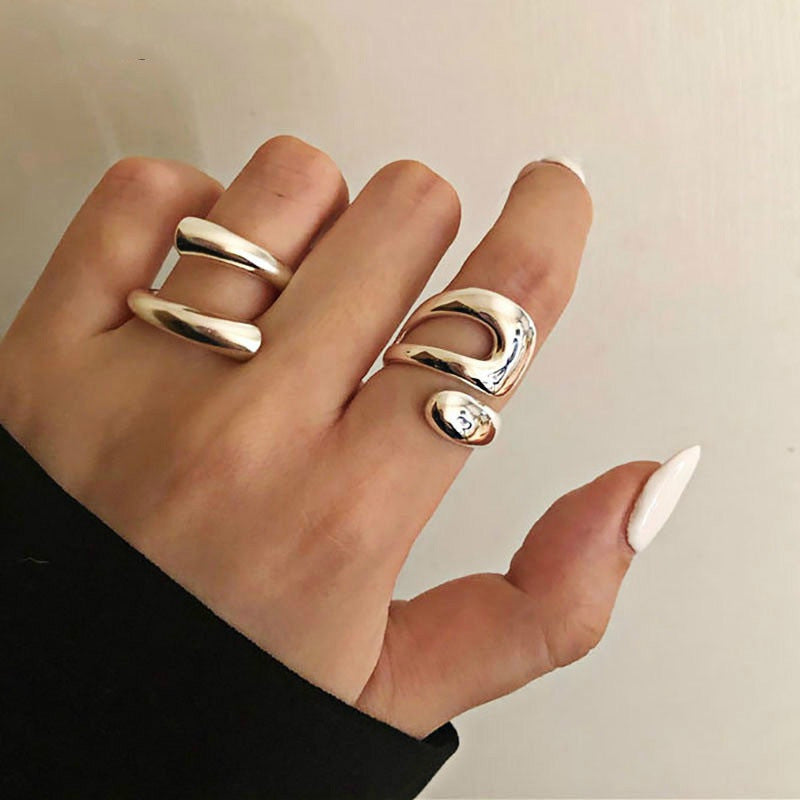 "Silverjusterbar vintage ring för unisex i elegant design, justerbar storlek, på finger, perfekt för olika tillfällen."