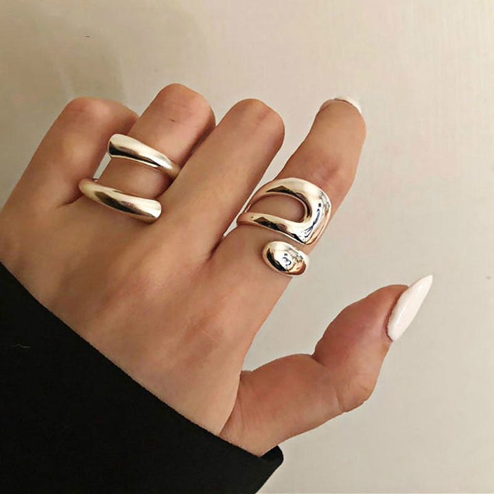 "Silverjusterbar vintage ring för unisex i elegant design, justerbar storlek, på finger, perfekt för olika tillfällen."