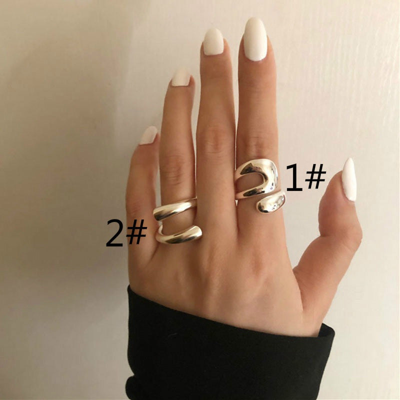 "Silverjusterbar vintage ring för unisex i elegant design, justerbar storlek, på finger, perfekt för olika tillfällen."