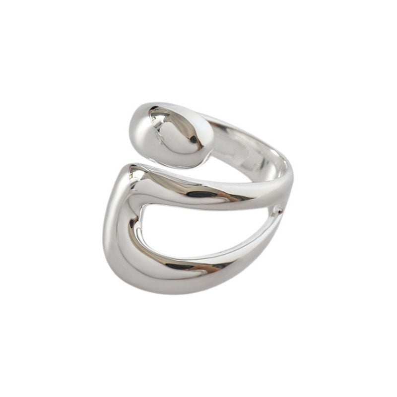"Silverjusterbar vintage ring för unisex i elegant design, justerbar storlek, på finger, perfekt för olika tillfällen."