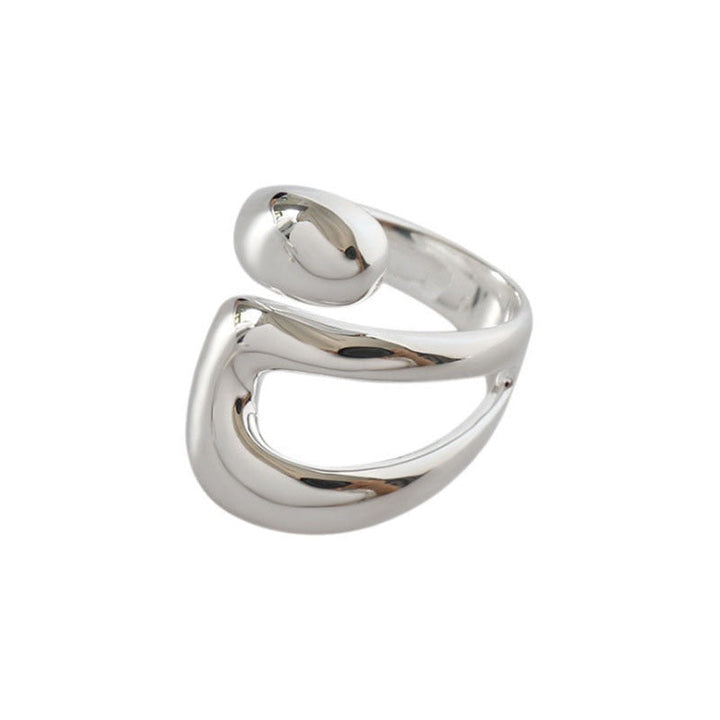 "Silverjusterbar vintage ring för unisex i elegant design, justerbar storlek, på finger, perfekt för olika tillfällen."