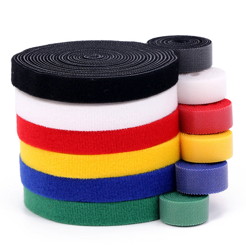 Självhäftande nylon kablageband i rött för kabelhantering och organisering i hem och kontor, justerbar längd.