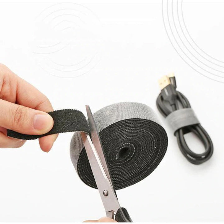 Ett skrivbord som är organiserat med självhäftande nylon kablageband.