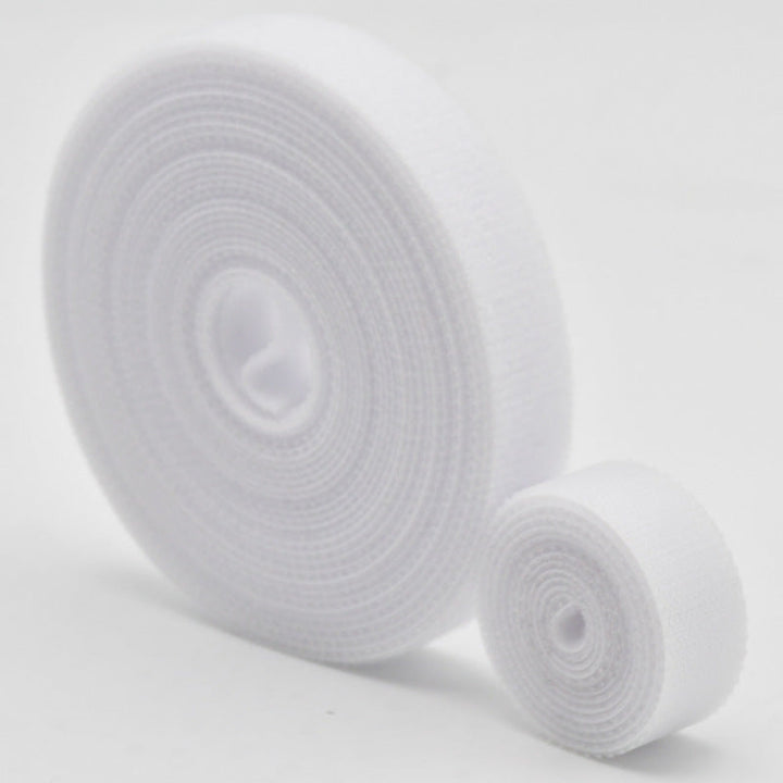 Färgglad kabelhantering med självhäftande nylon kablageband.