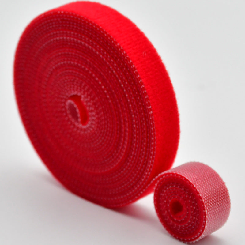 Kabelhantering i ett serverrum med hjälp av självhäftande nylon kablageband.