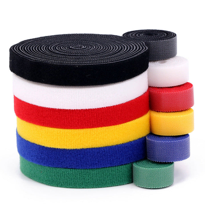 Självhäftande nylon kablageband i grönt för kabelhantering och organisering i hem och kontor, justerbar längd.