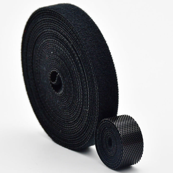 Självhäftande nylon kablageband för organisering av elektronikkablar.