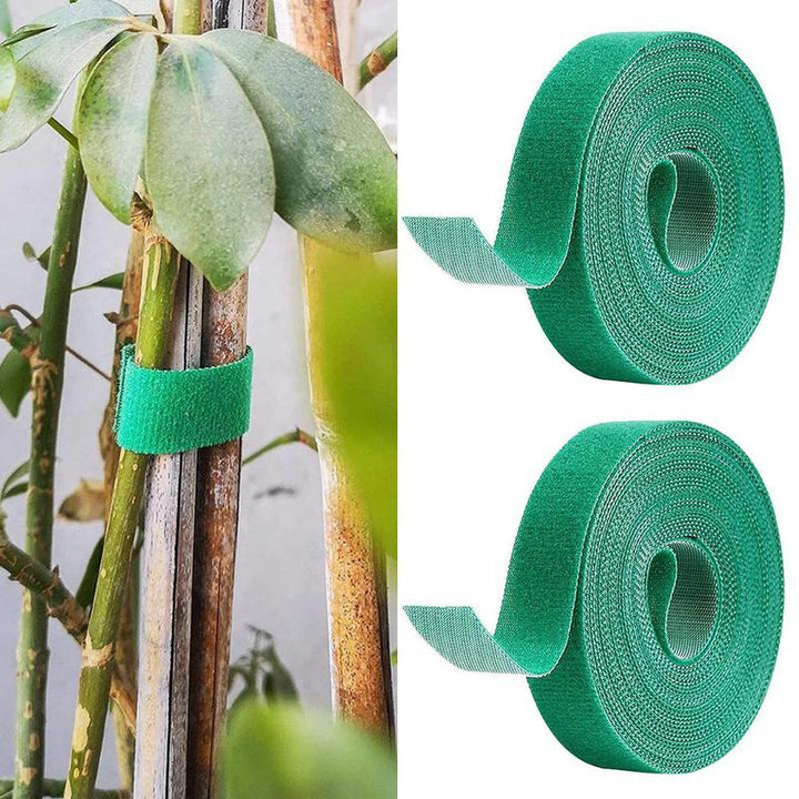 Exempel på användning av självhäftande nylon kablageband för att organisera kablar bakom en dator.