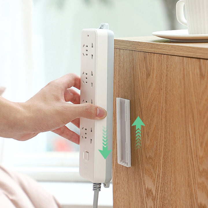 "Självhäftande stansfri sockelhållare, vit, universell för olika ytor, ingen skada vid montering, minimalistisk design."