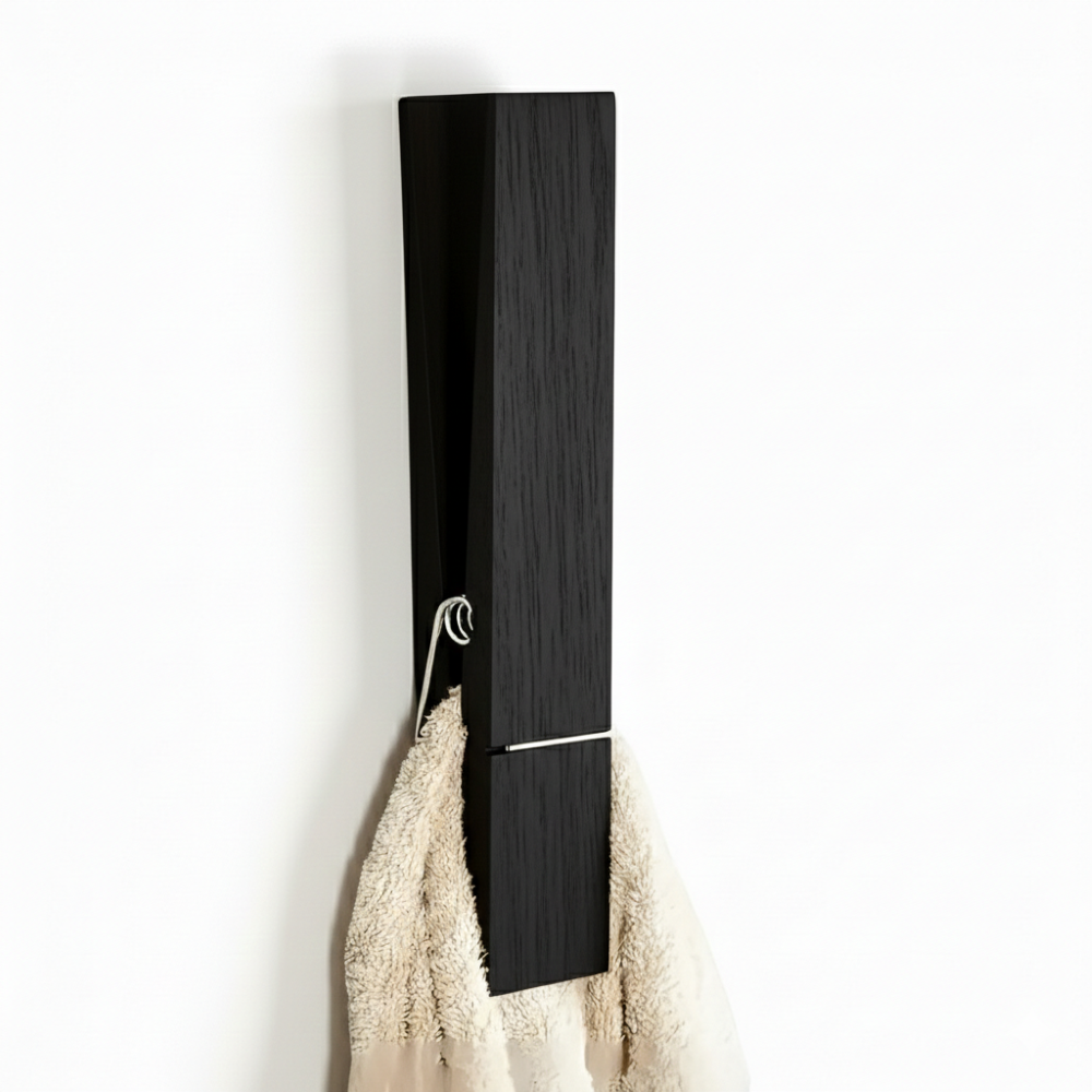 Elegant väggmonterad handdukshållare i trä med fjäderklämma, passar perfekt i skandinaviska hem.