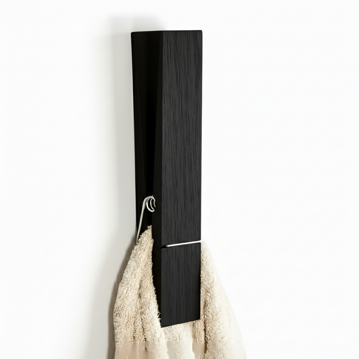 Elegant väggmonterad handdukshållare i trä med fjäderklämma, passar perfekt i skandinaviska hem.