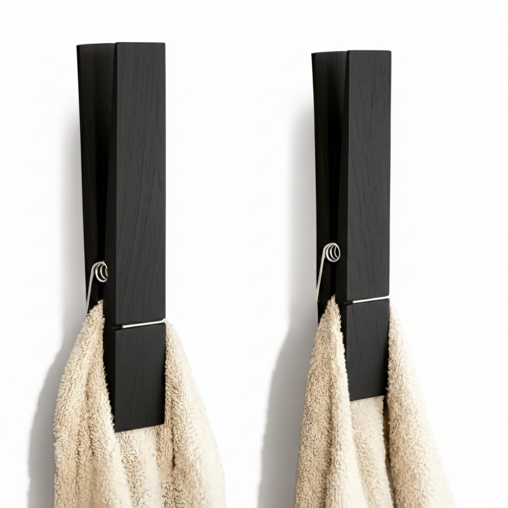 Skandinavisk handdukshållare i massivt trä med fjäderklämma, designad för säker väggmontering.