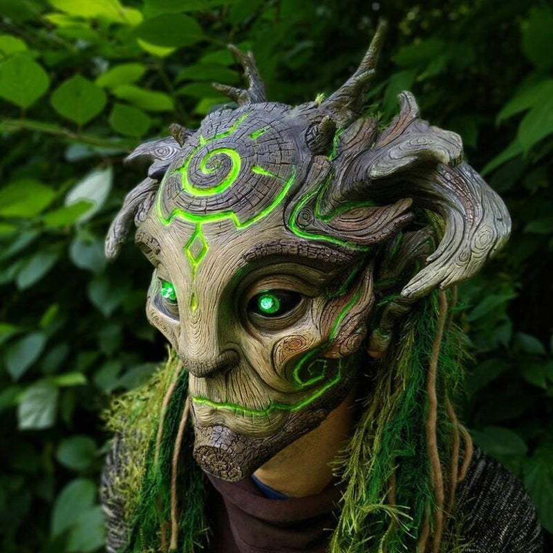 "Skogens Ande Halloween-mask med lysande gröna ögon, mystisk design, perfekt för cosplay och Halloween-evenemang."