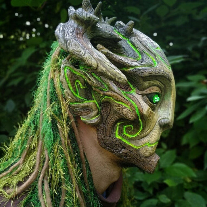 "Skogens Ande Halloween-mask med lysande gröna ögon, mystisk design, perfekt för cosplay och Halloween-evenemang."