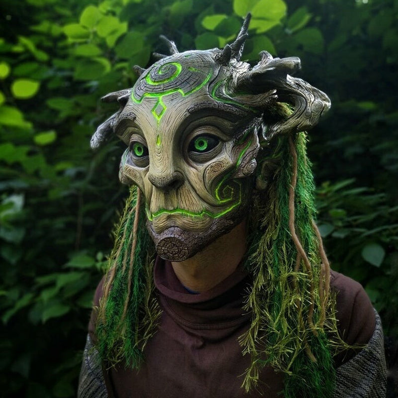 "Skogens Ande Halloween-mask med lysande gröna ögon, mystisk design, perfekt för cosplay och Halloween-evenemang."