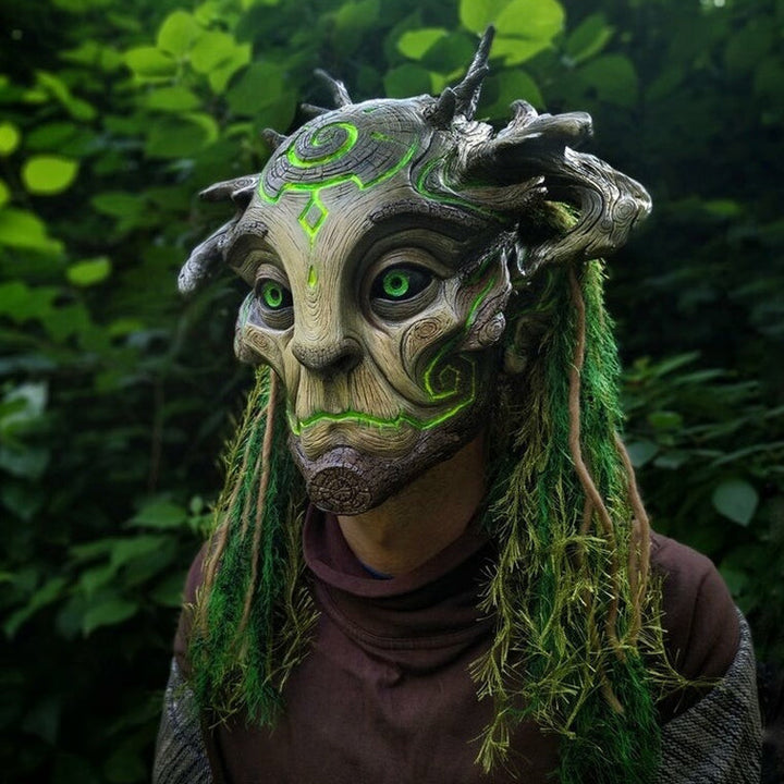 "Skogens Ande Halloween-mask med lysande gröna ögon, mystisk design, perfekt för cosplay och Halloween-evenemang."