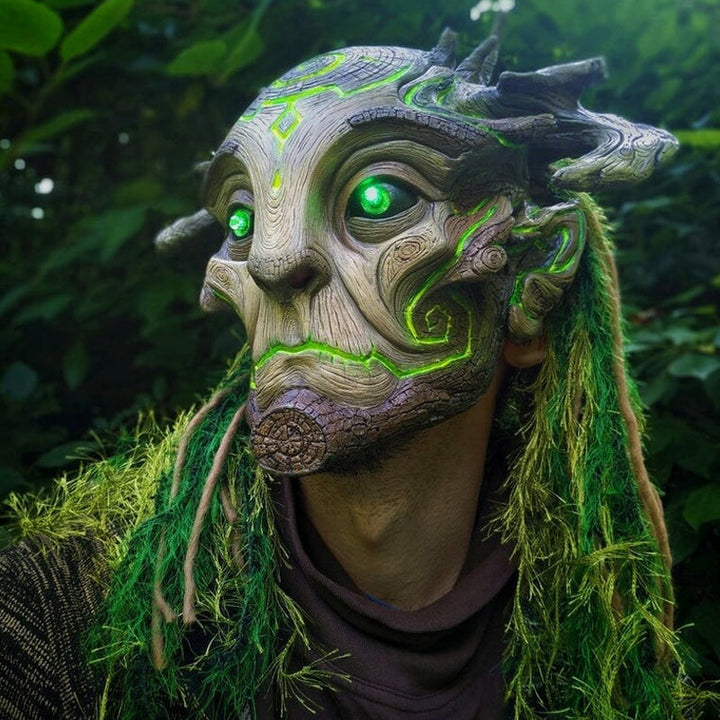 "Skogens Ande Halloween-mask med lysande gröna ögon, mystisk design, perfekt för cosplay och Halloween-evenemang."