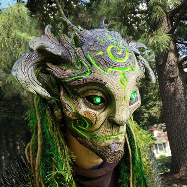 "Skogens Ande Halloween-mask med lysande gröna ögon, mystisk design, perfekt för cosplay och Halloween-evenemang."