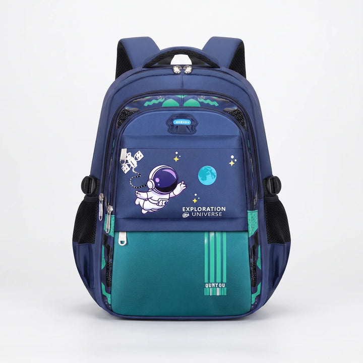 Barnryggsäck i polyester med rymdtema, coolt astronautmotiv och smart fackindelning för skolböcker.