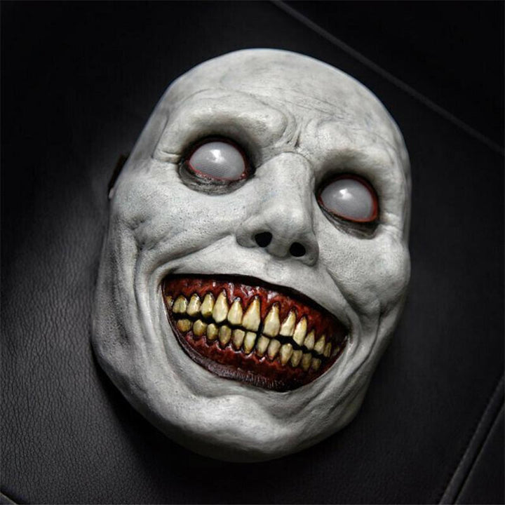 "Skrämmande vuxen latex Halloween mask, vit och grön design, för teater och fest, perfekt till kostymfester."