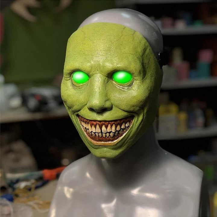 "Skrämmande vuxen latex Halloween mask, vit och grön design, för teater och fest, perfekt till kostymfester."