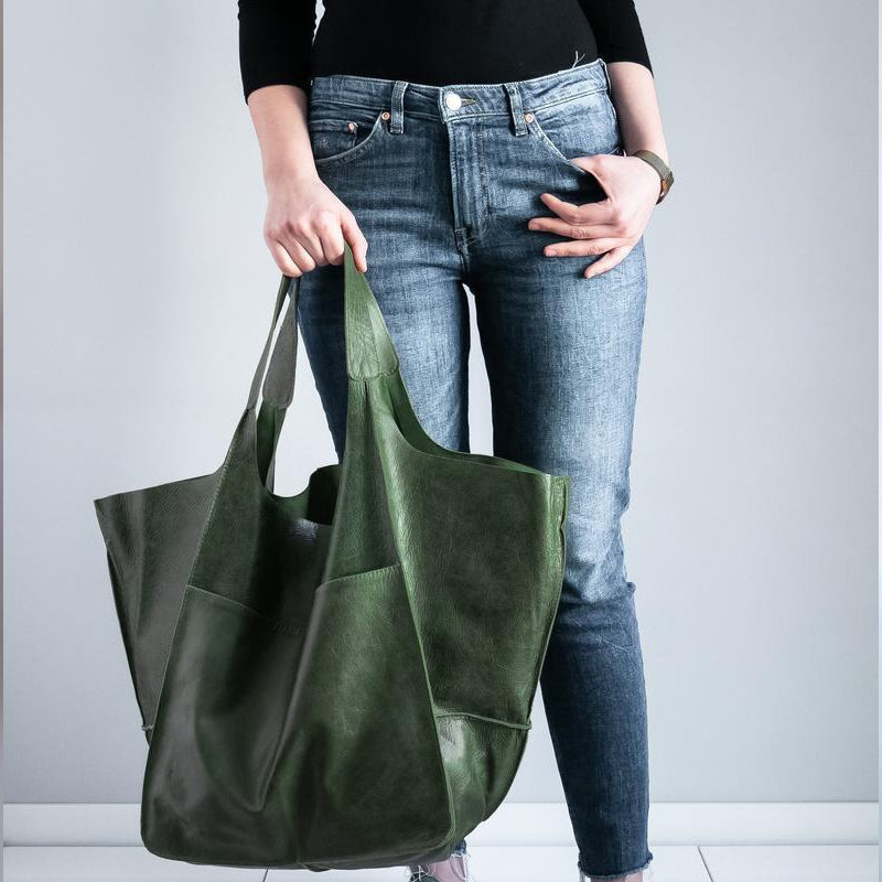 Axelväska i vintage stil hängande över axeln på modell