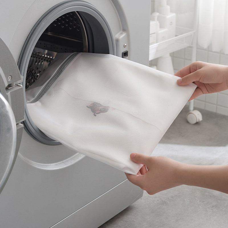 Skyddsnät för tvätt i vit polyester, slitstarkt nät för att skydda kläder från trassel och slitage under tvätt.