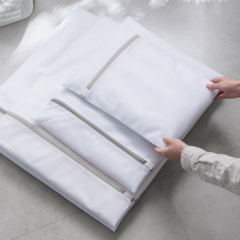Skyddsnät för tvätt i vit polyester, slitstarkt nät för att skydda kläder från trassel och slitage under tvätt.