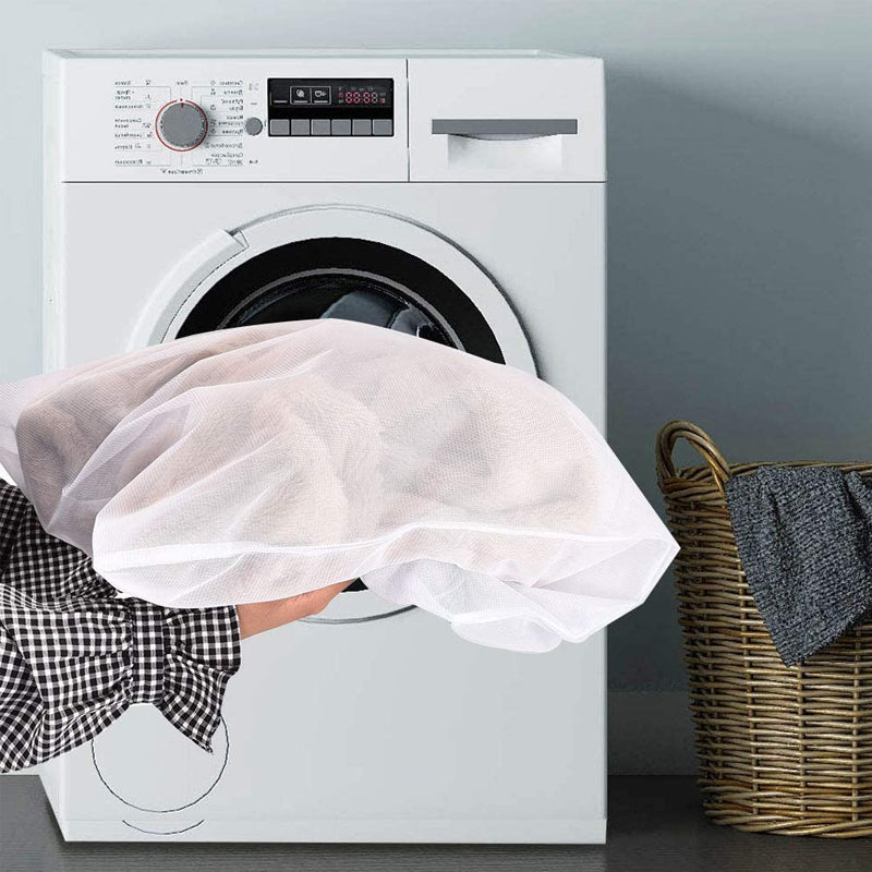 Skyddsnät för tvätt i vit polyester, slitstarkt nät för att skydda kläder från trassel och slitage under tvätt.