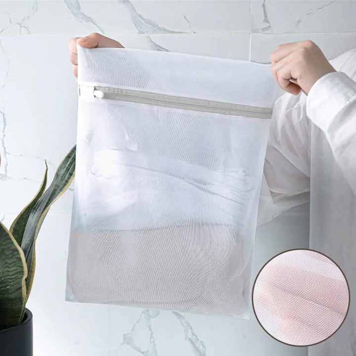 Skyddsnät för tvätt i vit polyester, slitstarkt nät för att skydda kläder från trassel och slitage under tvätt.