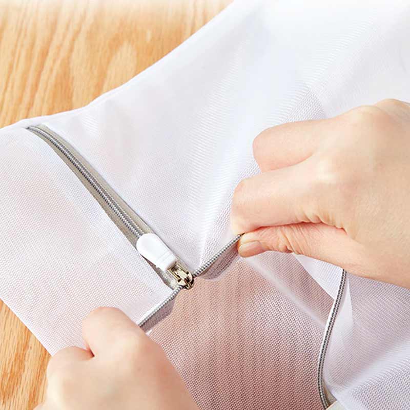 Skyddsnät för tvätt i vit polyester, slitstarkt nät för att skydda kläder från trassel och slitage under tvätt.
