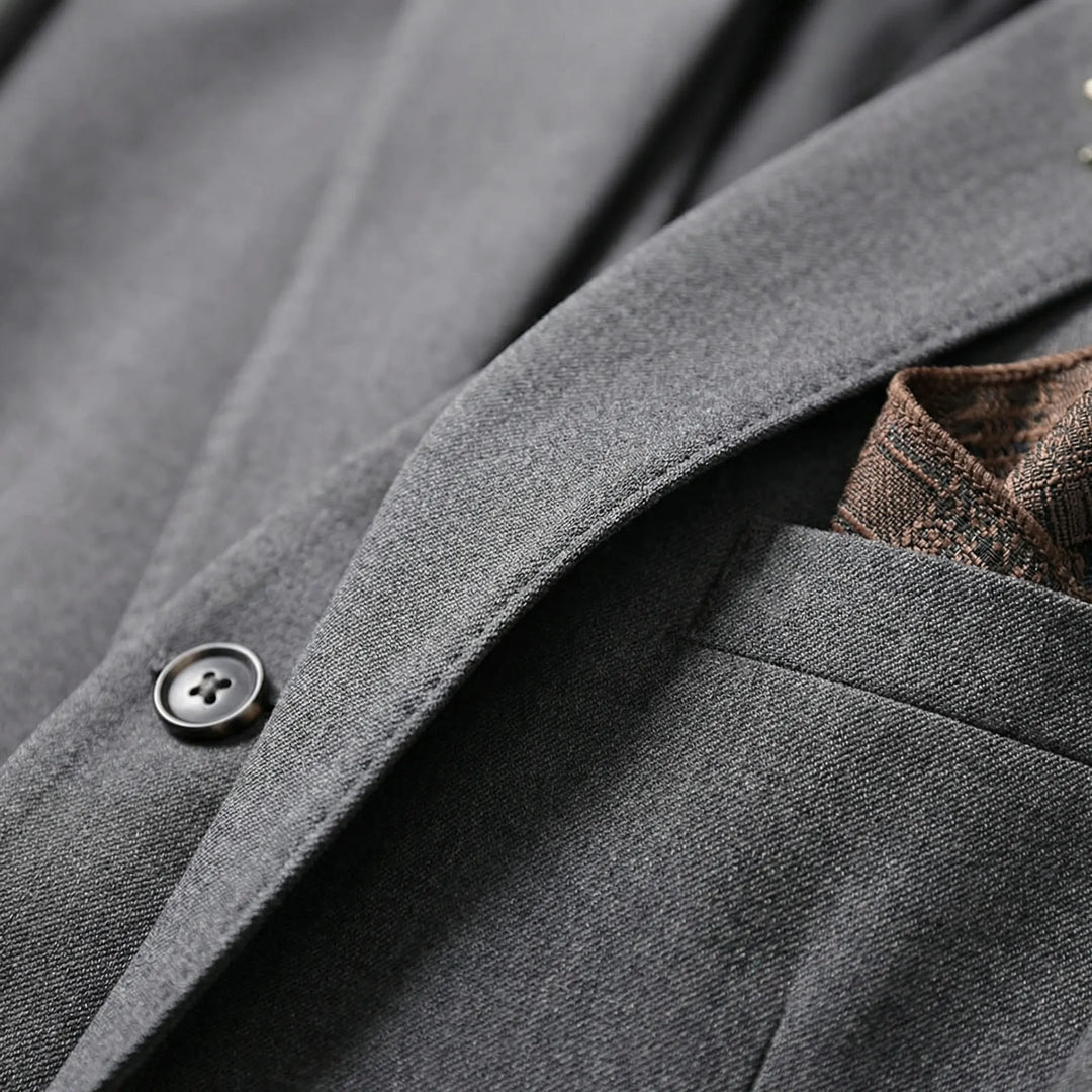 Elegant slim-fit tredelad bröllopskostym "Christian", perfekt för den moderna brudgummen och ceremoniella fester.